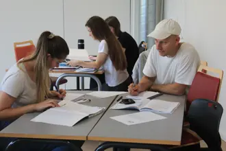 Kender du nogen, som vil have glæde af at lære dansk?