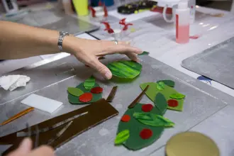 Du kan lave glaskunst hos AOF