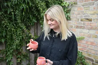 Johanne underviser i keramik