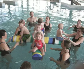 Tilmeld dig babysvømning hos AOF